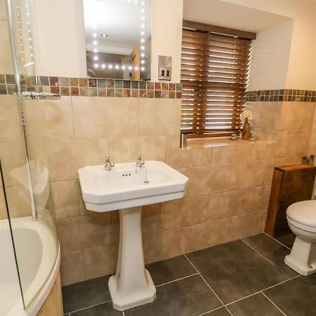 Dee Valley Escape With Hot Tub Corwen Exterior photo