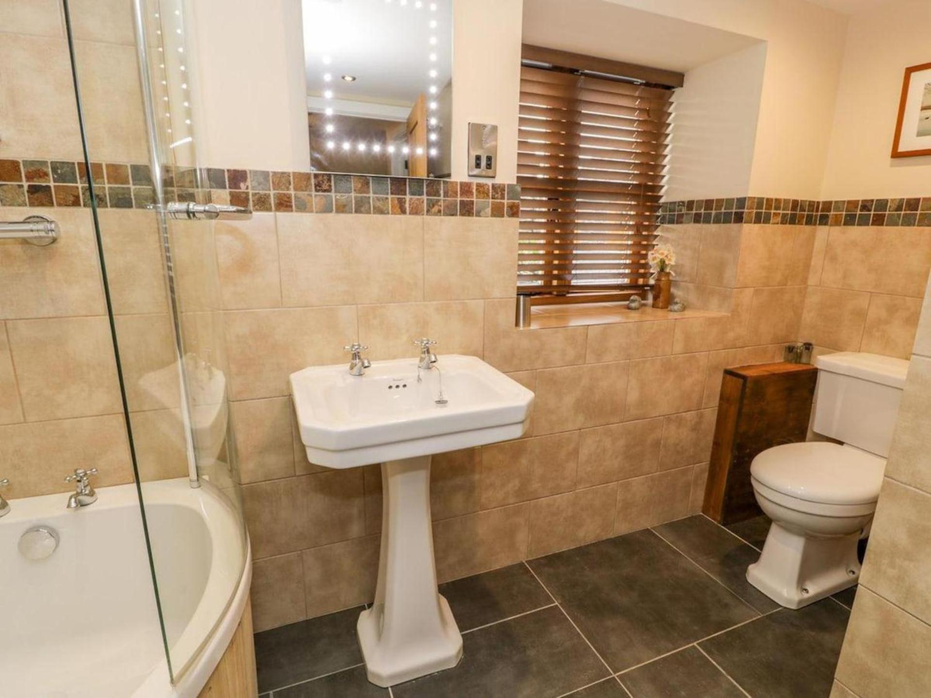 Dee Valley Country Escape - Sleeps 4 & Hot Tub *
