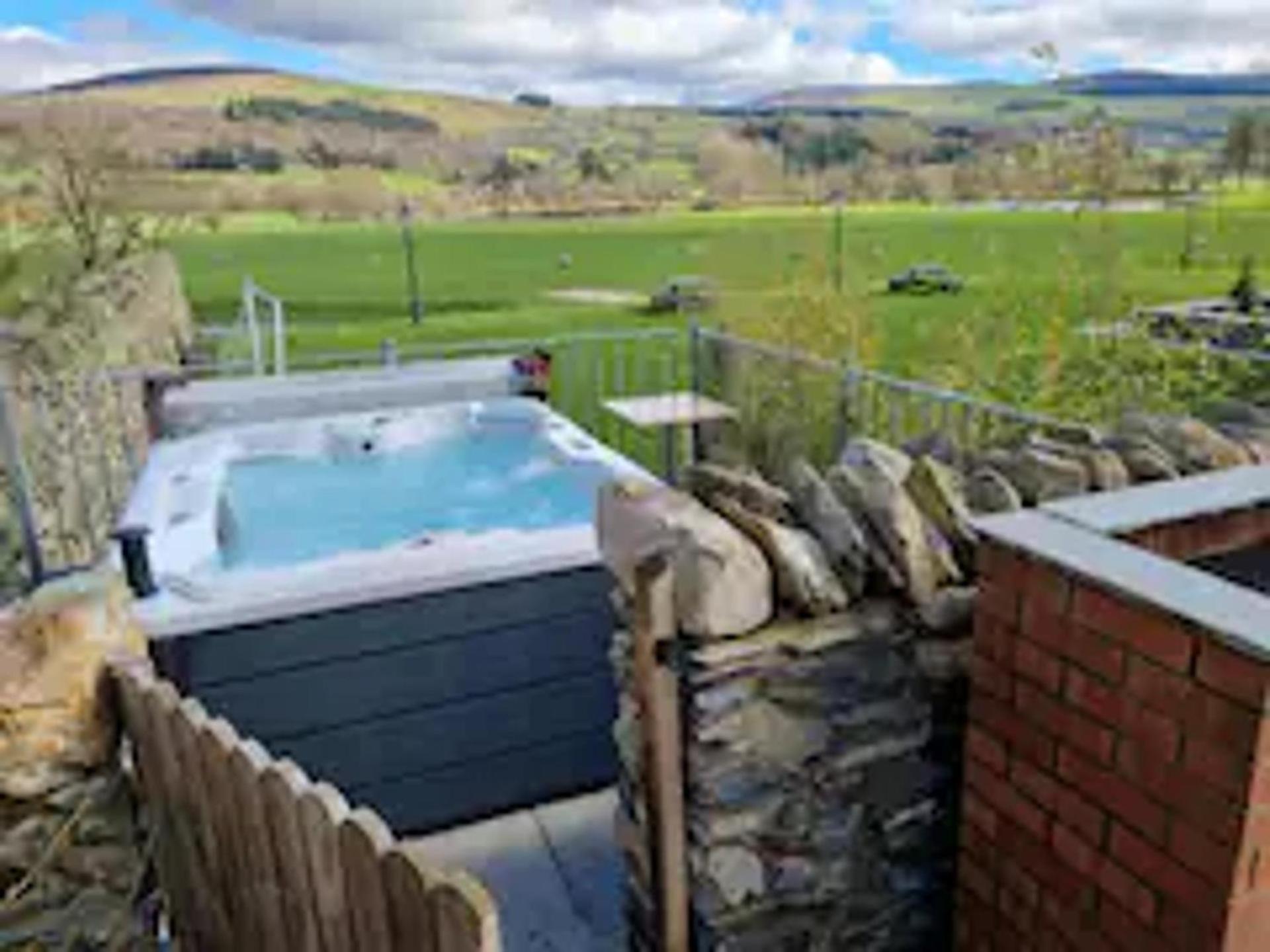 Dee Valley Country Escape - Sleeps 4 & Hot Tub *