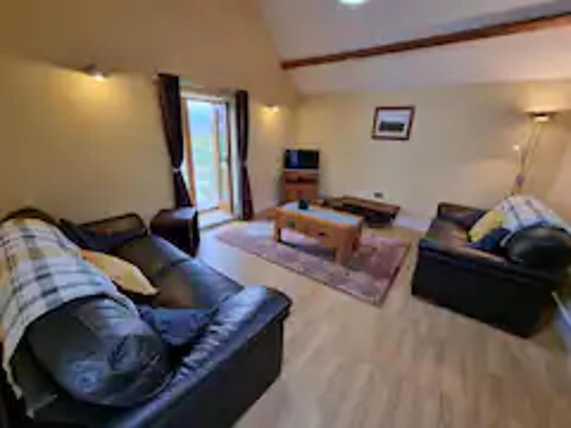 Dee Valley Country Escape - Sleeps 4 & Hot Tub Holiday home *