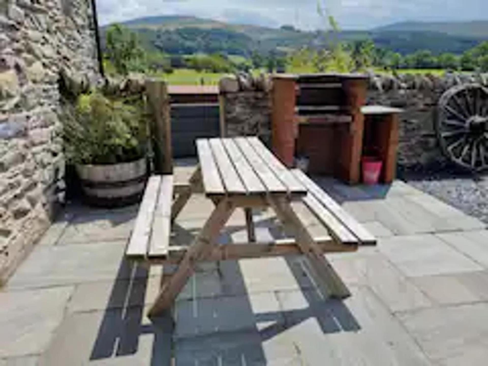 Dee Valley Country Escape - Sleeps 4 & Hot Tub Corwen